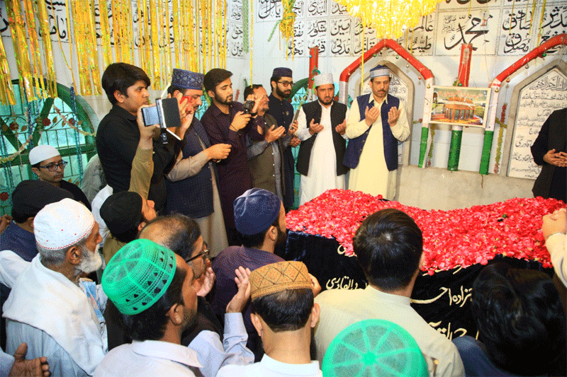 53rd Urs of Farid e Millat Begins with Chadar Poshi