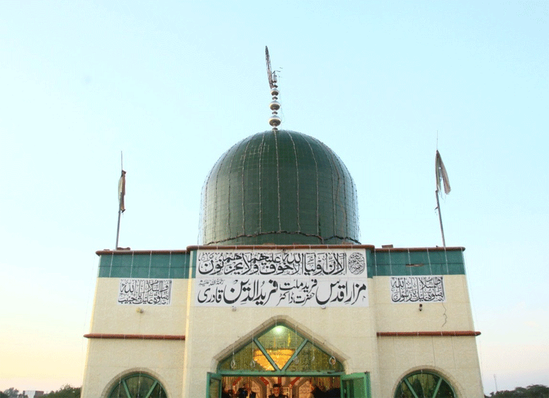 53rd Urs of Farid e Millat Begins with Chadar Poshi