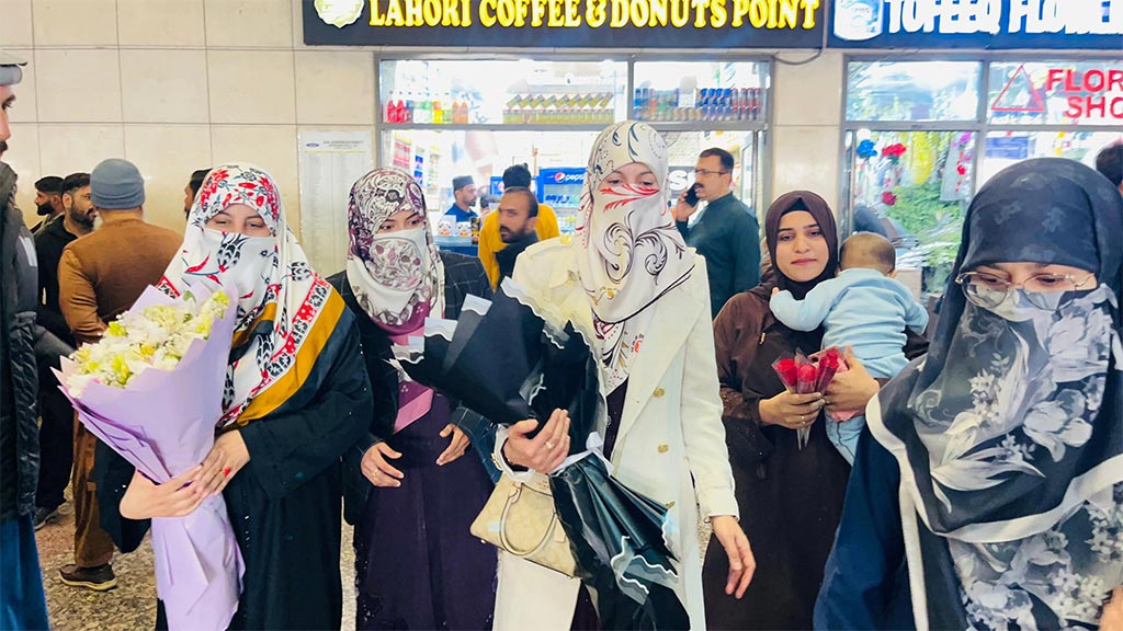 Dr. Ghazala Qadri received at the airport by Minhaj-ul-Quran Women’s League Pakistan team