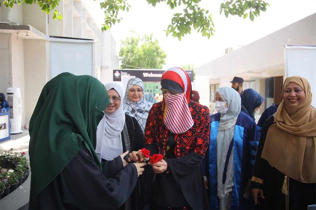 Dr Ghazala Qadri Arrives at MCW for Taqreeb e Rida e Fadeelat 2026