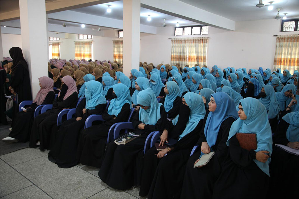 Dr. Ghazala Qadri Delivers Keynote at Minhaj College Fehm-e-Danish Quran Ceremony