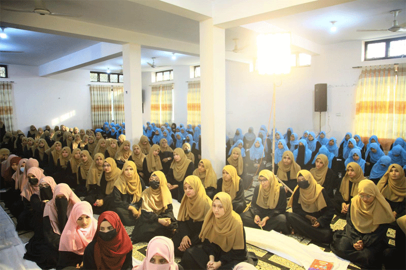 Dr Ghazala Qadri, Mrs Fizzah Hussain Qadri Attend Iftar Meet at MCW