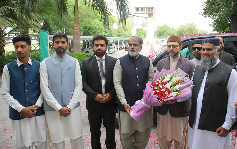 Dr Hassan Qadri Addresses Students at Shariah College Ceremony