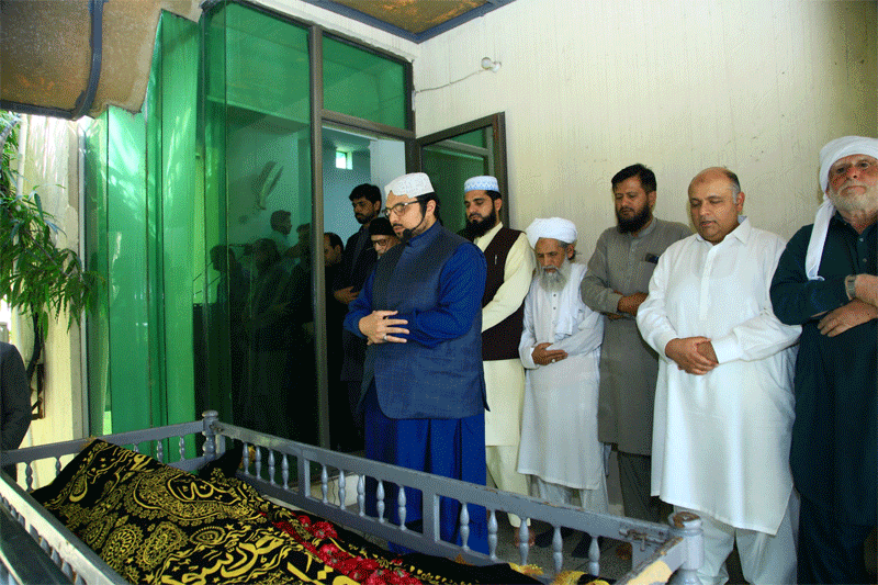 Dr Hussain Qadri Leading Funeral Prayer of Brigadier Iqbal Khan