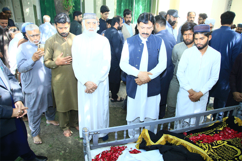 Dr Hussain Qadri Leading Funeral Prayer of Brigadier Iqbal Khan
