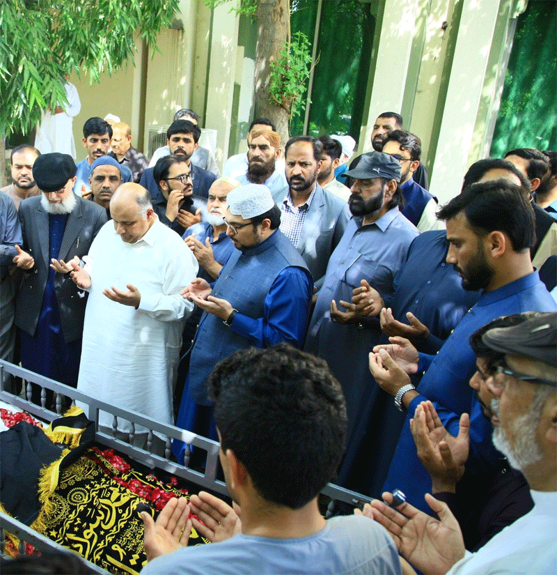 Dr Hussain Qadri Leading Funeral Prayer of Brigadier Iqbal Khan