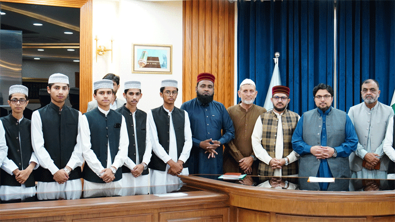 Dr Hussain Qadri Meets Graduates of Tahfeez ul Quran Institute