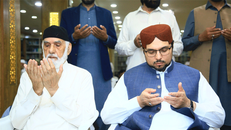 Dr Hussain Qadri Meets Workers After Juma