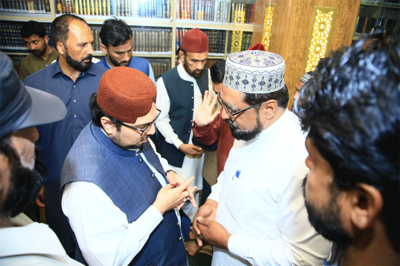Dr Hussain Qadri Meets Workers After Juma