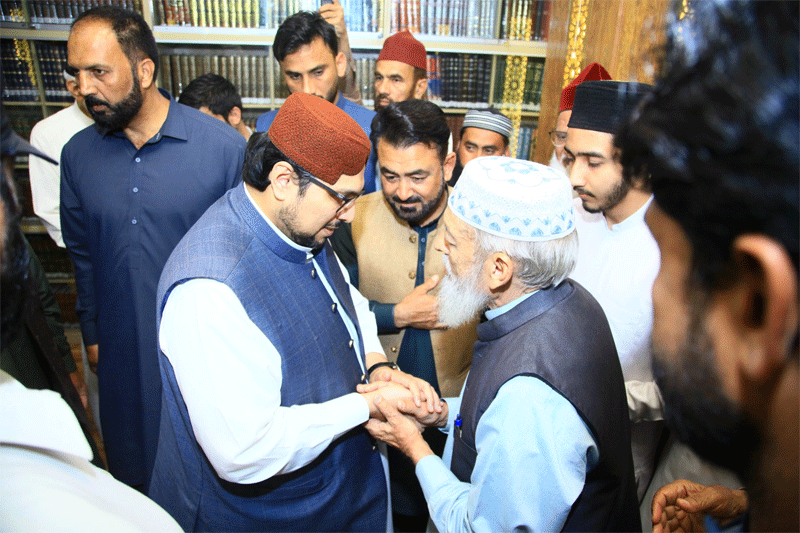 Dr Hussain Qadri Meets Workers After Juma