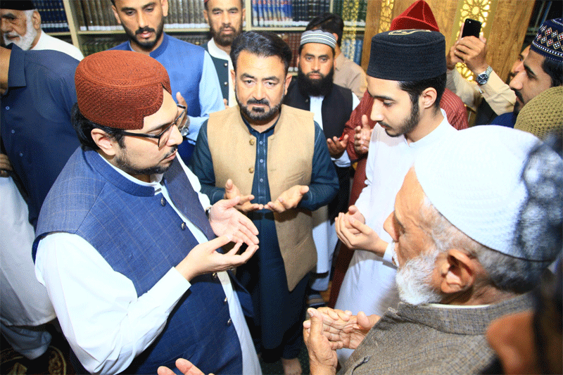 Dr Hussain Qadri Meets Workers After Juma