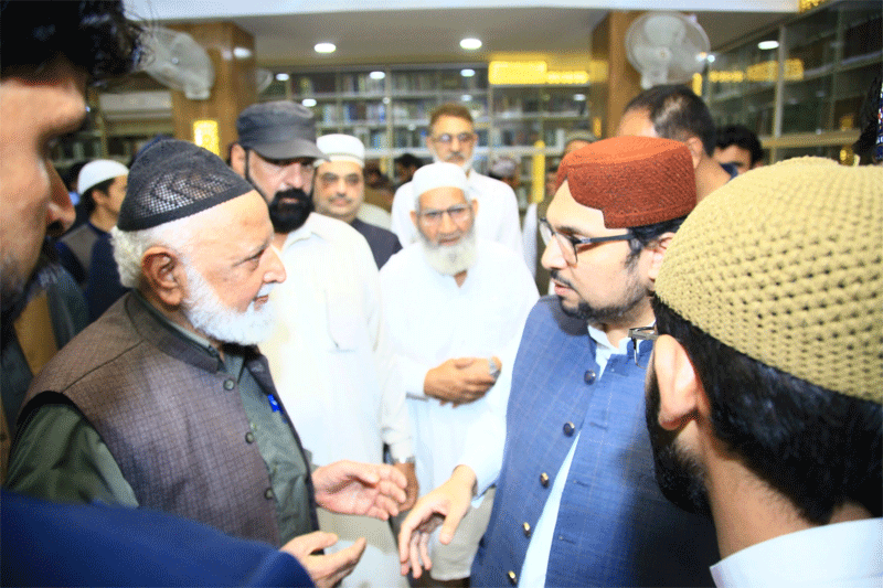 Dr Hussain Qadri Meets Workers After Juma