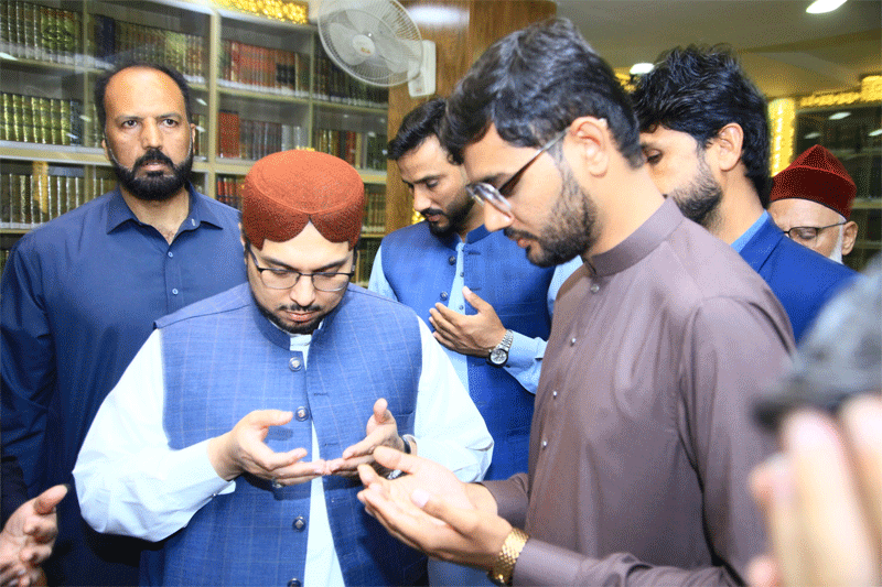 Dr Hussain Qadri Meets Workers After Juma