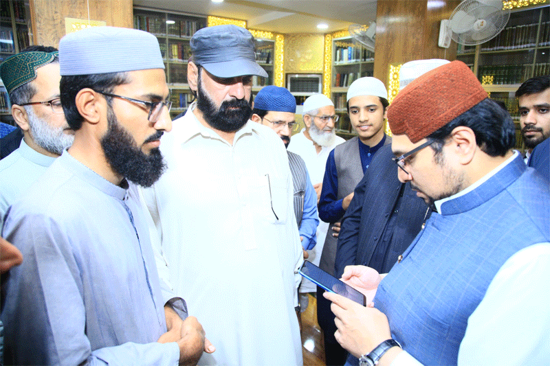 Dr Hussain Qadri Meets Workers After Juma