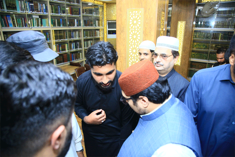 Dr Hussain Qadri Meets Workers After Juma