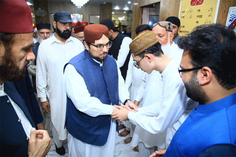Dr Hussain Qadri Meets Workers After Juma