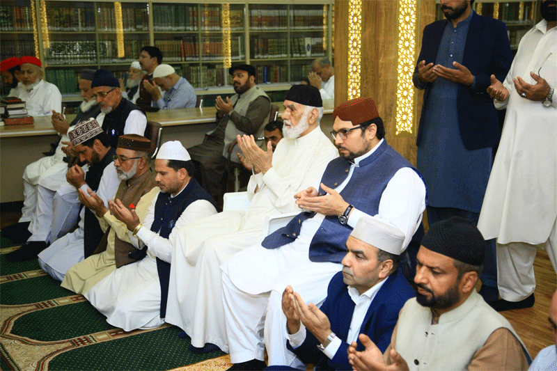 Dr Hussain Qadri Meets Workers After Juma