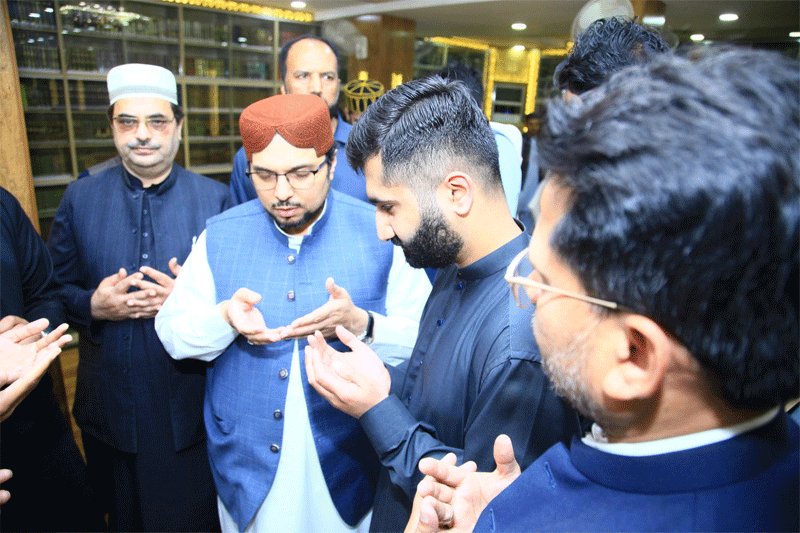 Dr Hussain Qadri Meets Workers After Juma