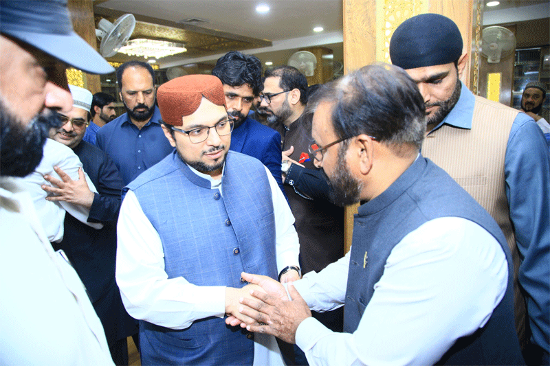 Dr Hussain Qadri Meets Workers After Juma