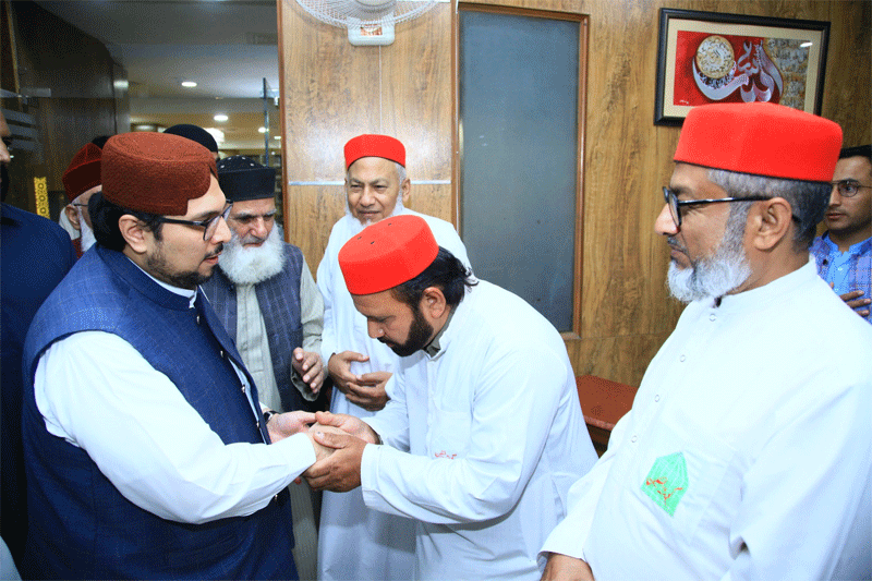 Dr Hussain Qadri Meets Workers After Juma