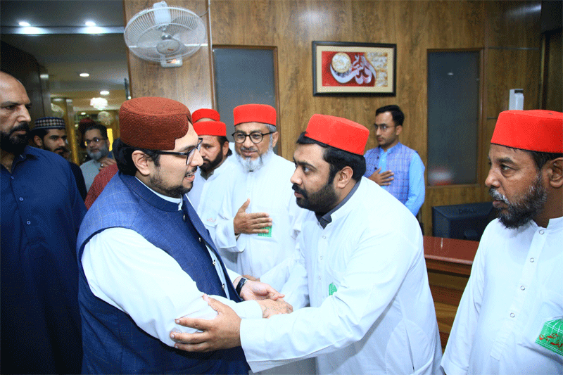 Dr Hussain Qadri Meets Workers After Juma