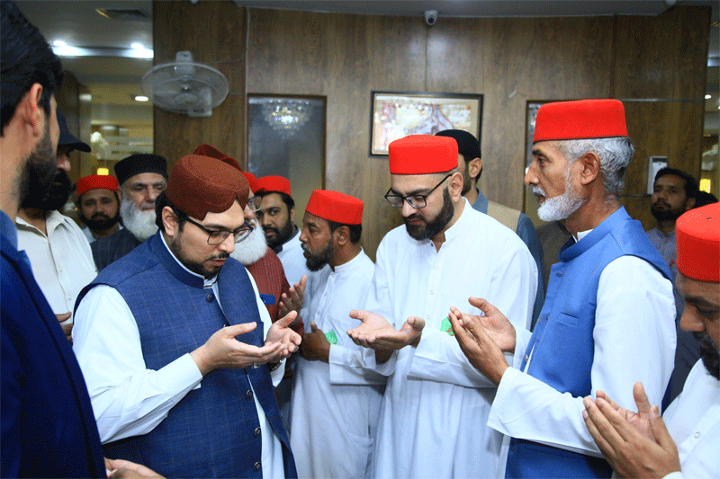 Dr Hussain Qadri Meets Workers After Juma
