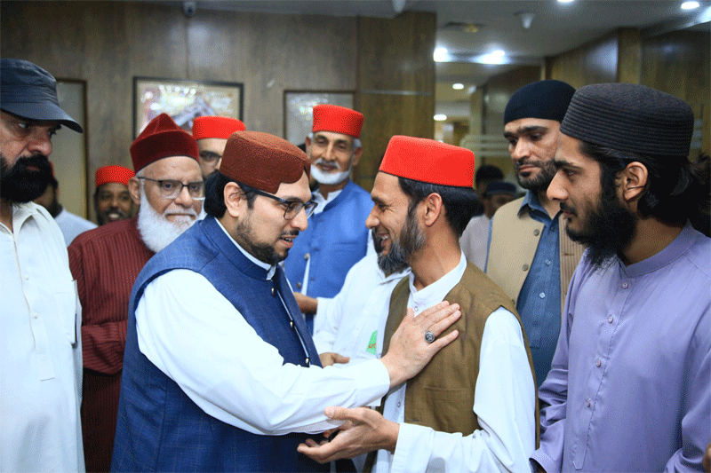 Dr Hussain Qadri Meets Workers After Juma