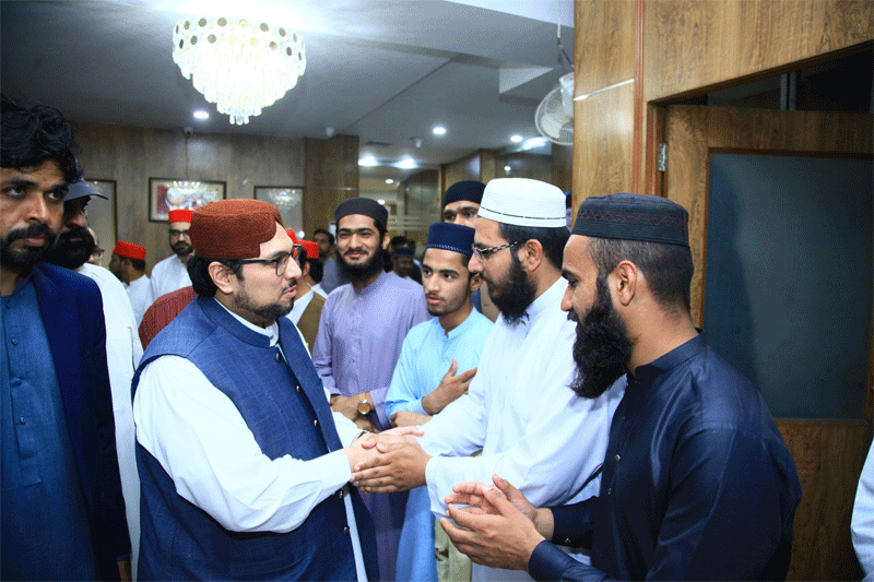 Dr Hussain Qadri Meets Workers After Juma