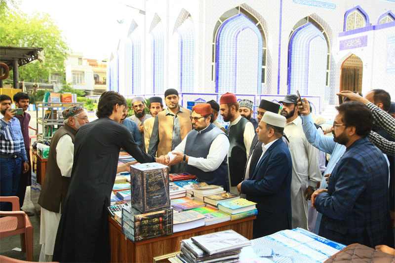 Dr Hussain Qadri Meets Workers After Juma