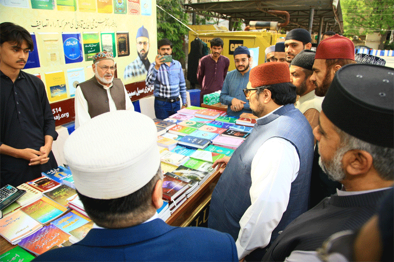 Dr Hussain Qadri Meets Workers After Juma