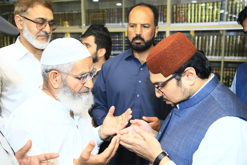 Dr Hussain Qadri Meets Workers After Juma