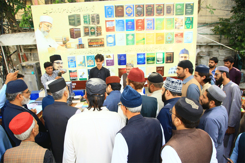 Dr Hussain Qadri Meets Workers After Juma