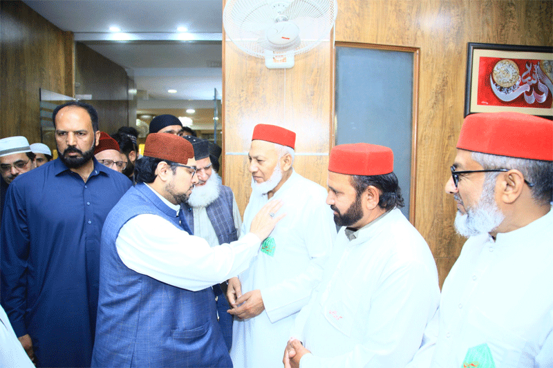 Dr Hussain Qadri Meets Workers After Juma