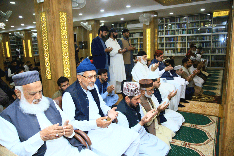 Dr Hussain Qadri Meets Workers After Juma