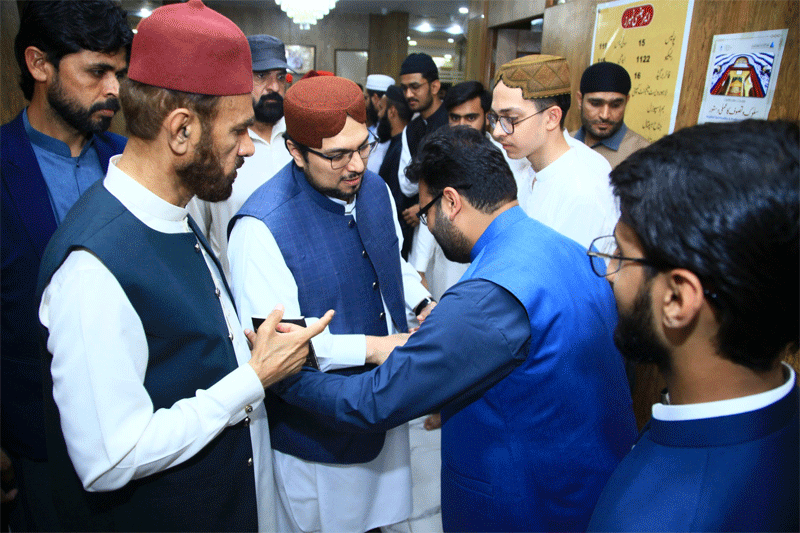 Dr Hussain Qadri Meets Workers After Juma