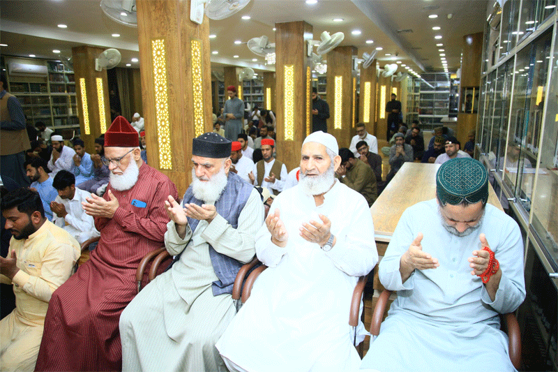 Dr Hussain Qadri Meets Workers After Juma