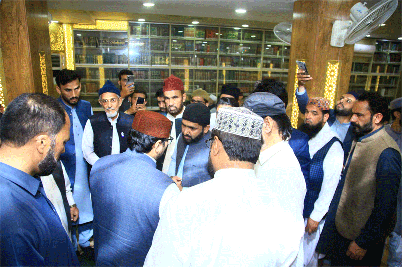 Dr Hussain Qadri Meets Workers After Juma