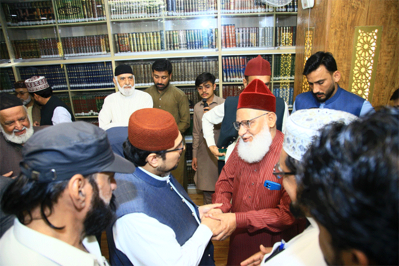 Dr Hussain Qadri Meets Workers After Juma