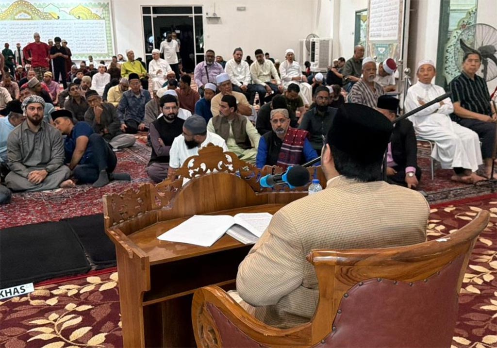 Prof. Dr. Hussain Mohi-ud-Din Qadri addressing Friday congregation at Saraye Nashr-ul-Quran, Putrajaya, Malaysia