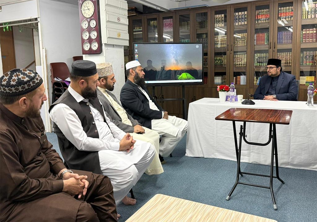 Prof. Dr. Hussain Mohi-ud-Din Qadri meeting local religious scholars at Minhaj-ul-Quran Islamic Centre Hong Kong