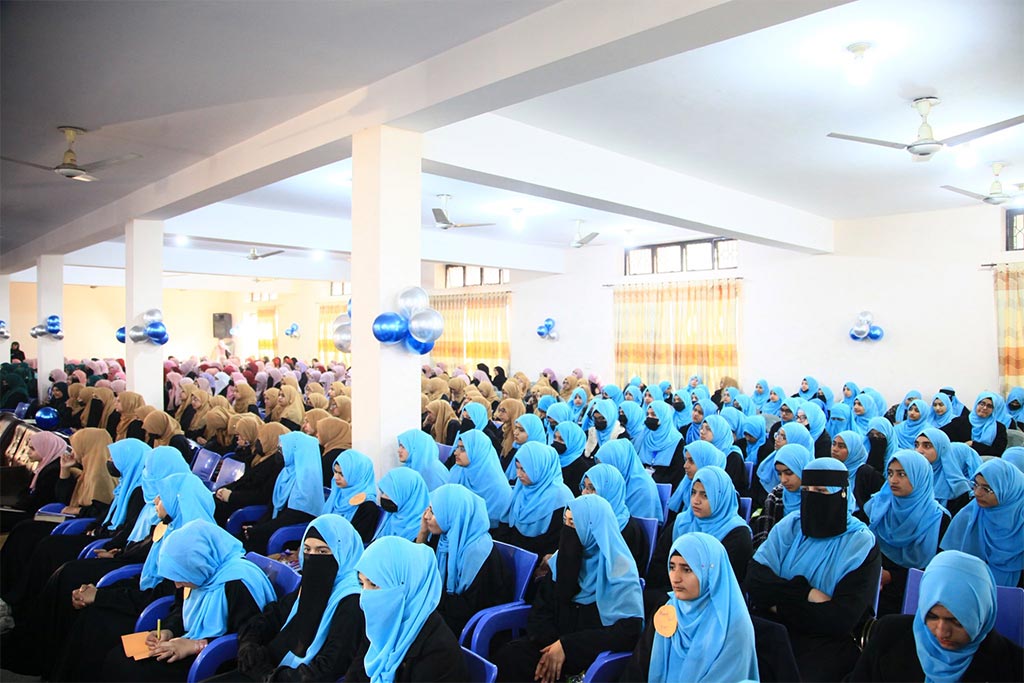 Dr. Ghazala Qadri addressing Shaykh-ul-Islam Day event at Minhaj College for Women