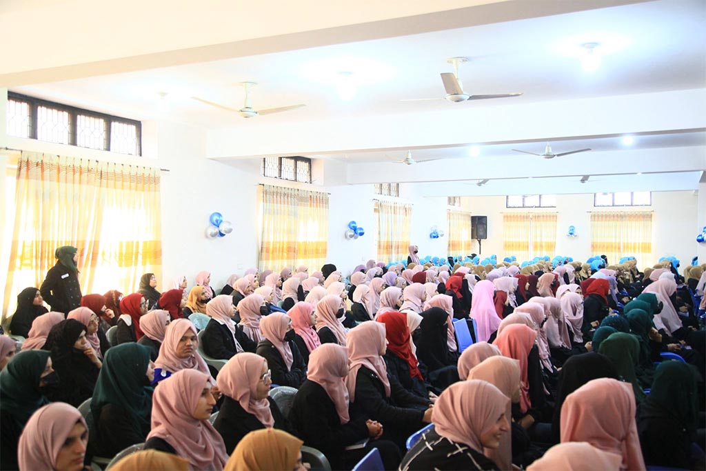 Dr. Ghazala Qadri addressing Shaykh-ul-Islam Day event at Minhaj College for Women