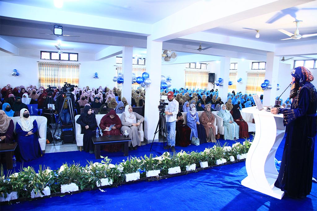 Dr. Ghazala Qadri addressing Shaykh-ul-Islam Day event at Minhaj College for Women