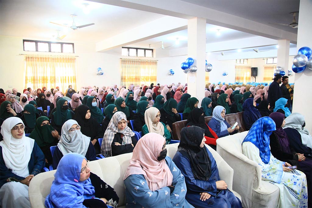 Dr. Ghazala Qadri addressing Shaykh-ul-Islam Day event at Minhaj College for Women