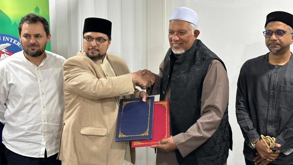 Prof. Dr. Hussain Mohi-ud-Din Qadri presiding over MoU between Minhaj-ul-Qur’an Malaysia and Nasyrul Quran for distribution of Qur’an translations