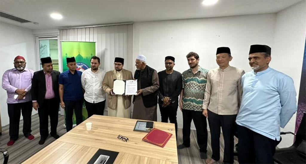 Prof. Dr. Hussain Mohi-ud-Din Qadri presiding over MoU between Minhaj-ul-Qur’an Malaysia and Nasyrul Quran for distribution of Qur’an translations