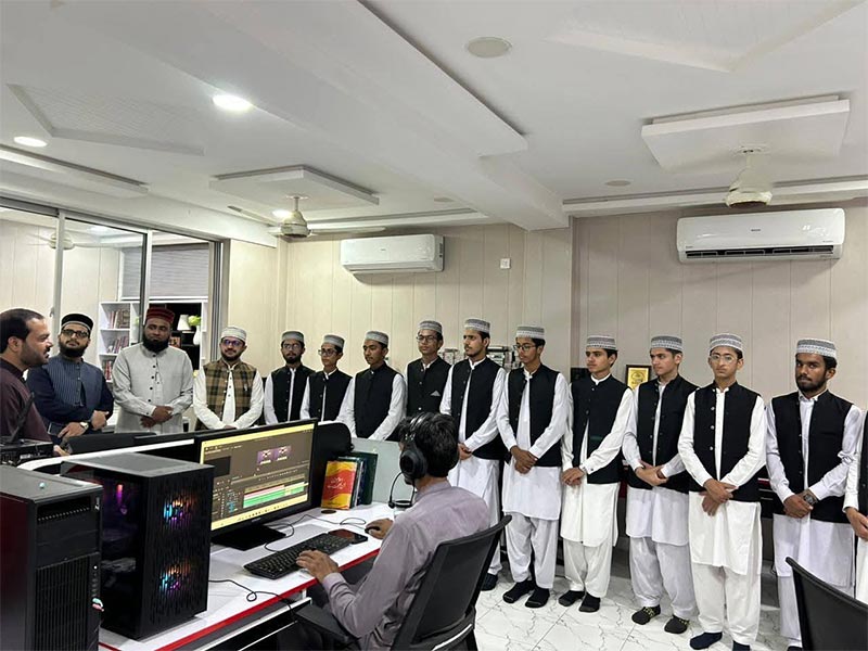 Students of Minhaj Institute Visit MQI Central Secretariat