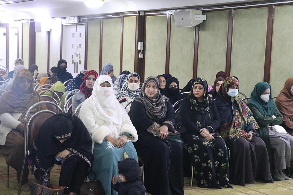 Prof. Dr. Hussain Mohi-ud-Din Qadri addressing certificate distribution ceremony at Jamia Masjid Kowloon Hong Kong