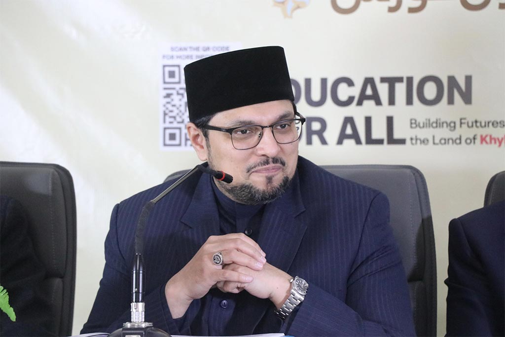 Prof. Dr. Hussain Mohi-ud-Din Qadri addressing certificate distribution ceremony at Jamia Masjid Kowloon Hong Kong