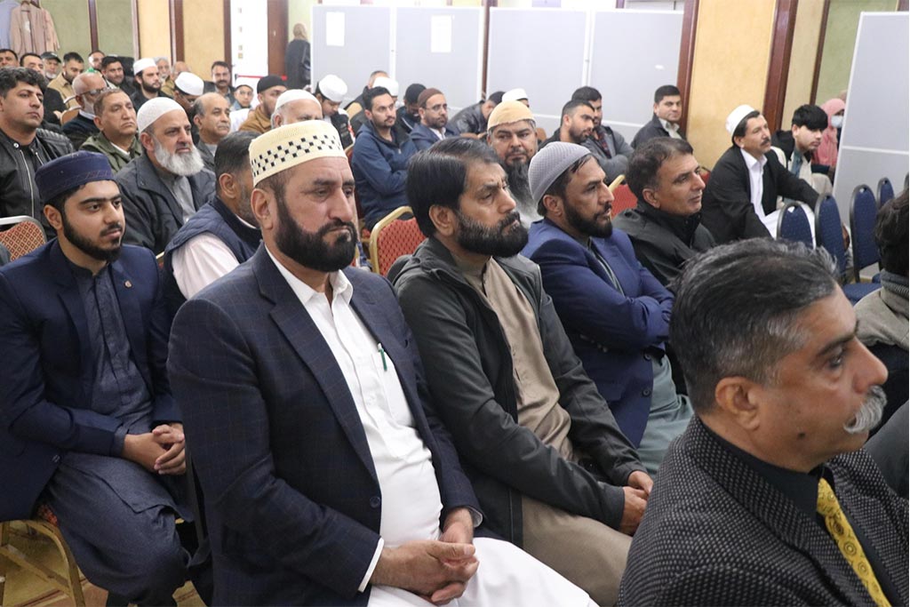Prof. Dr. Hussain Mohi-ud-Din Qadri addressing certificate distribution ceremony at Jamia Masjid Kowloon Hong Kong